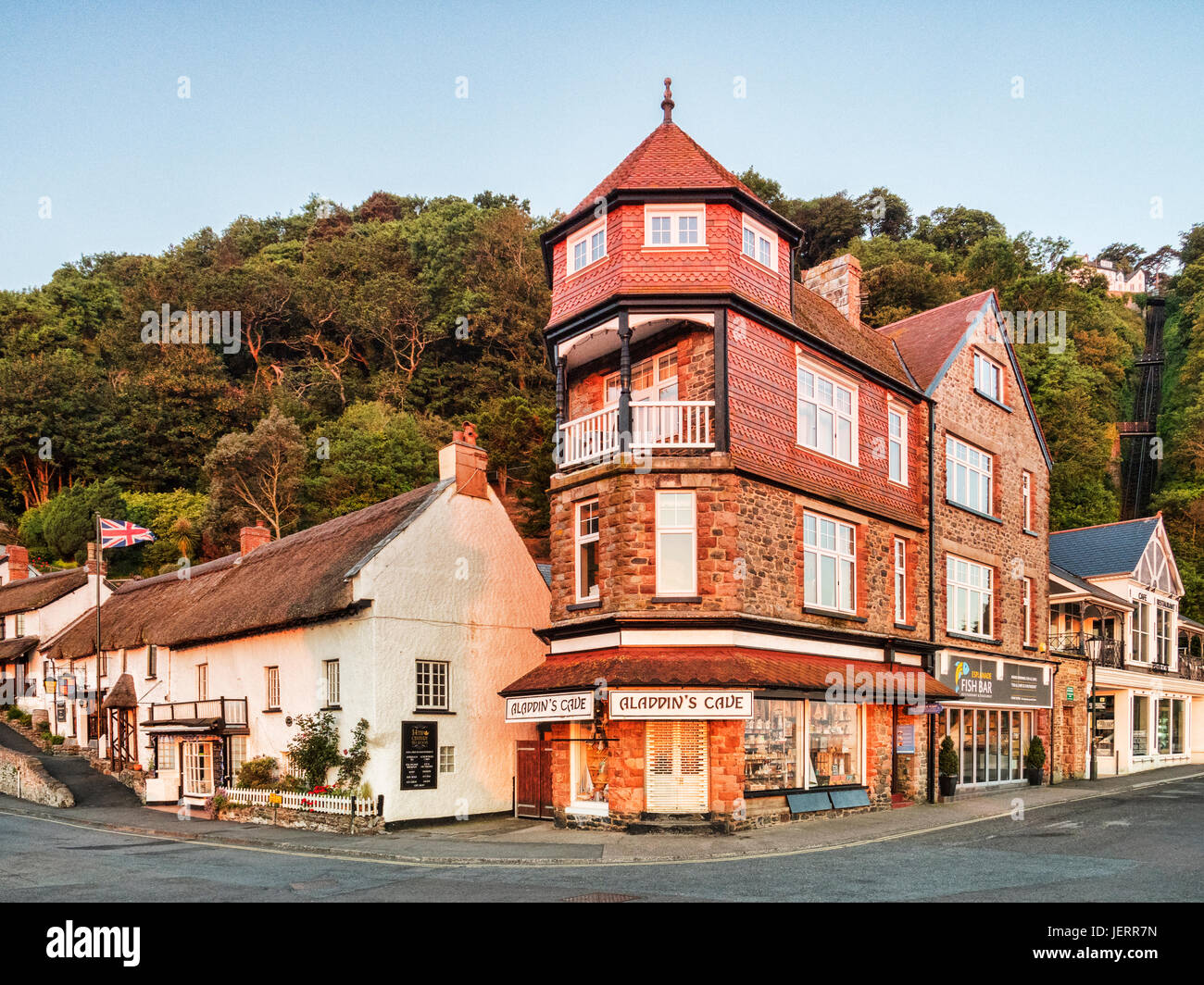 19 Juin 2017 : Lynmouth, Devon, UK - Bâtiments à l'angle de Riverside Road et de l'Esplanade dans Lynmoth, Devon à l'aube. Banque D'Images