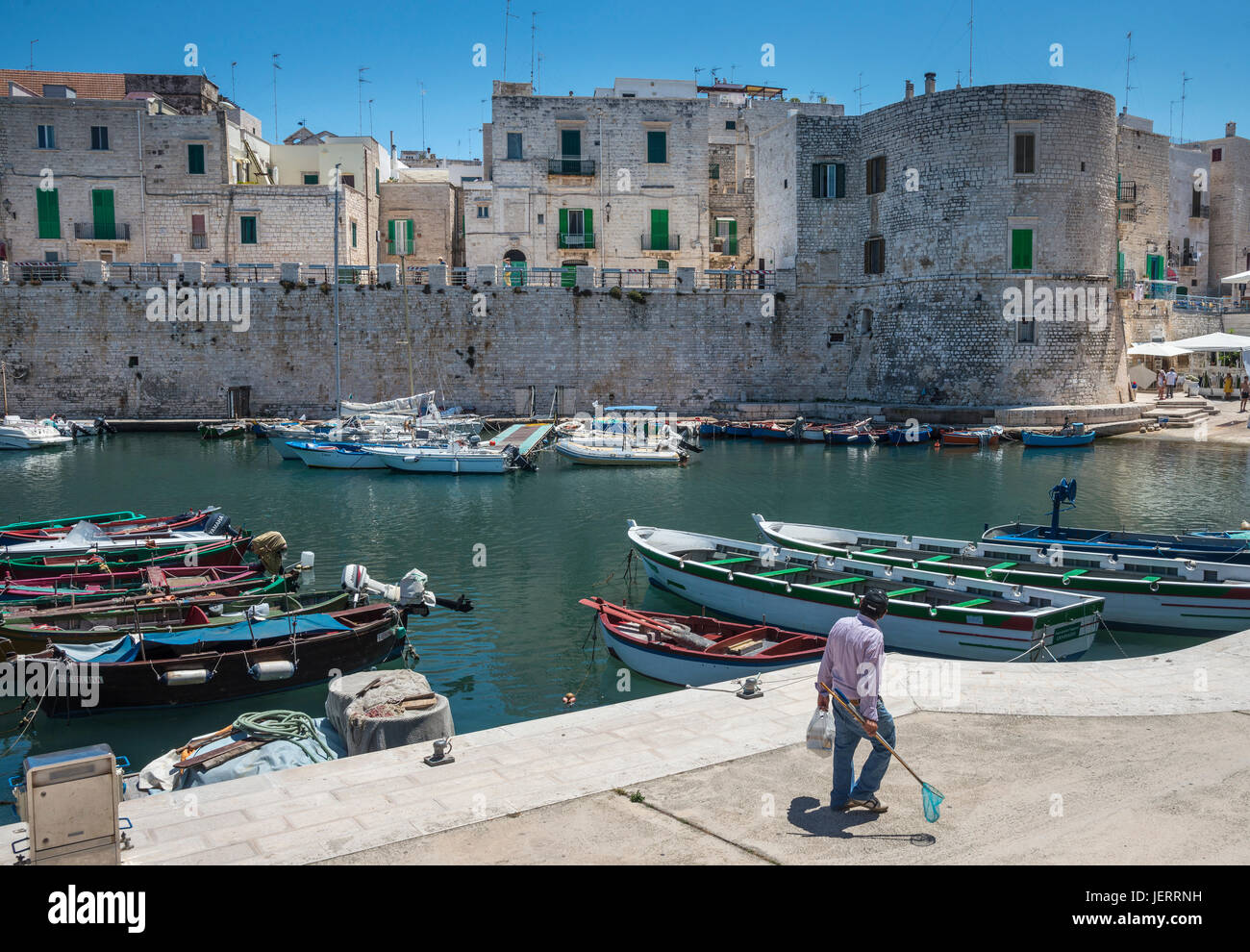 Bateaux de pêche dans le port intérieur de la vieille ville de Foggia, Pouilles, Italie Banque D'Images