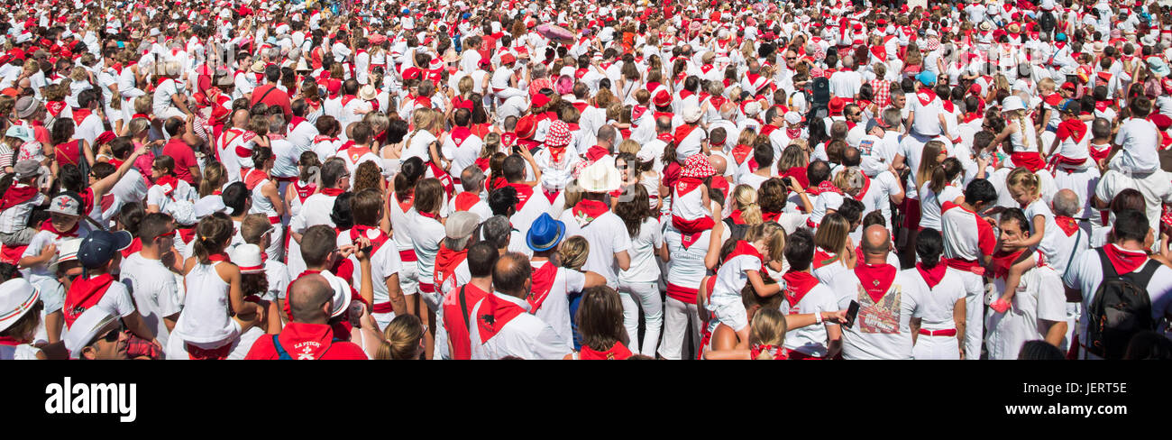 Foule de gens habillés en blanc et rouge à la fête d'été des fêtes de Bayonne (Bayonne), France Banque D'Images