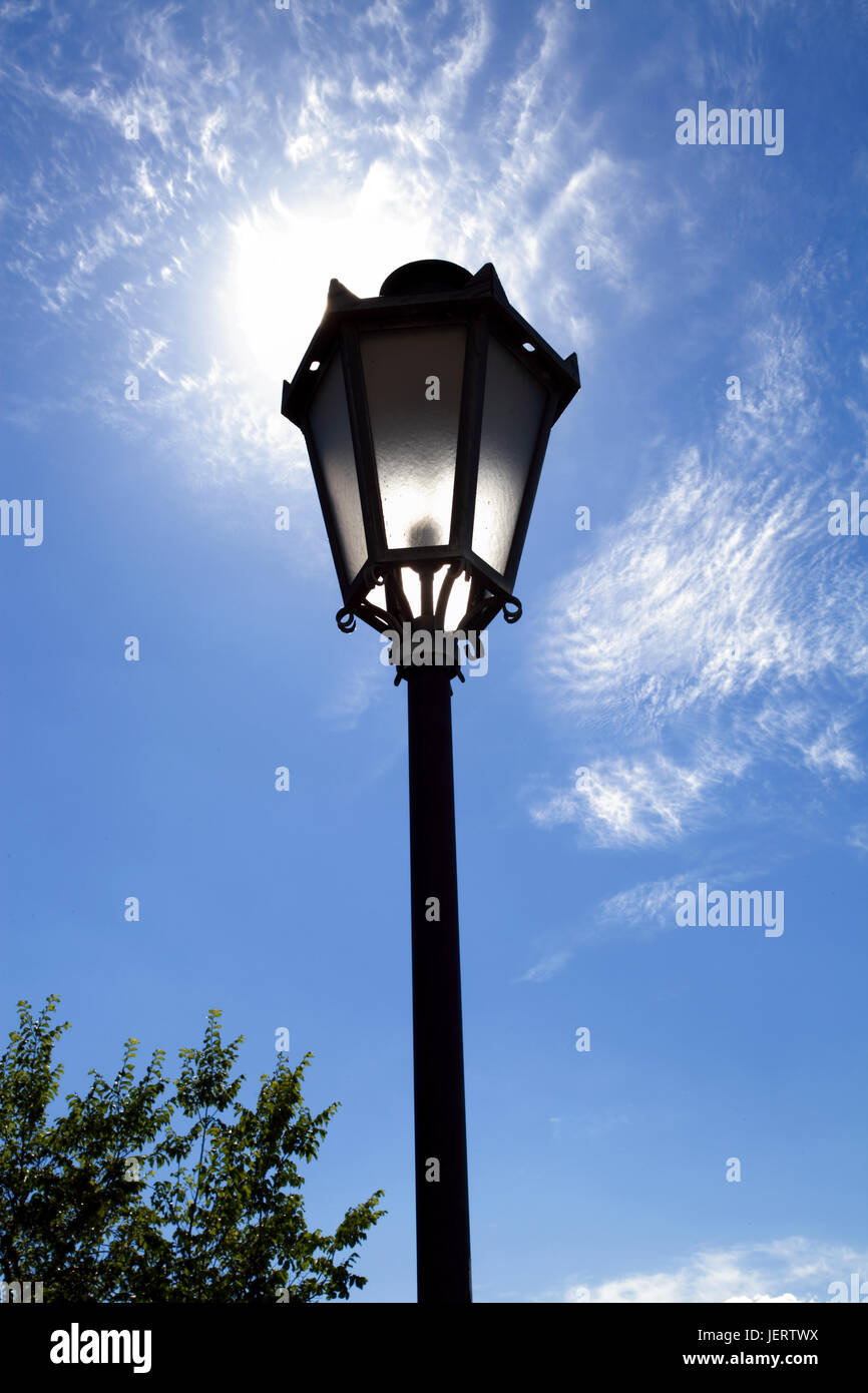 Lampadaire en rétro-éclairage sur le ciel bleu Banque D'Images