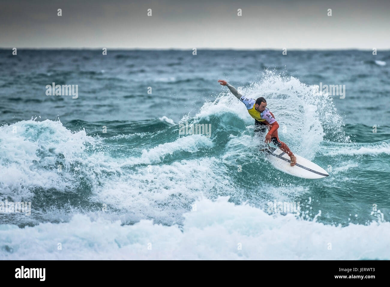 UK Surf. Action surf spectaculaire en tant que surfer rides une vague dans un concours à la plage de Fistral, Newquay, Cornwall Banque D'Images