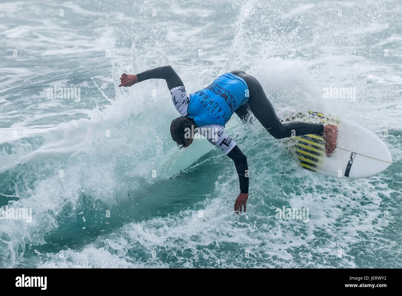 UK Surf. Action surf spectaculaire en tant que surfer rides une vague dans un concours à la plage de Fistral, Newquay, Cornwall Banque D'Images