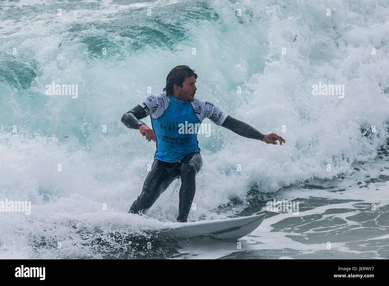 UK Surf. Action surf spectaculaire en tant que surfer rides une vague dans un concours à la plage de Fistral, Newquay, Cornwall Banque D'Images