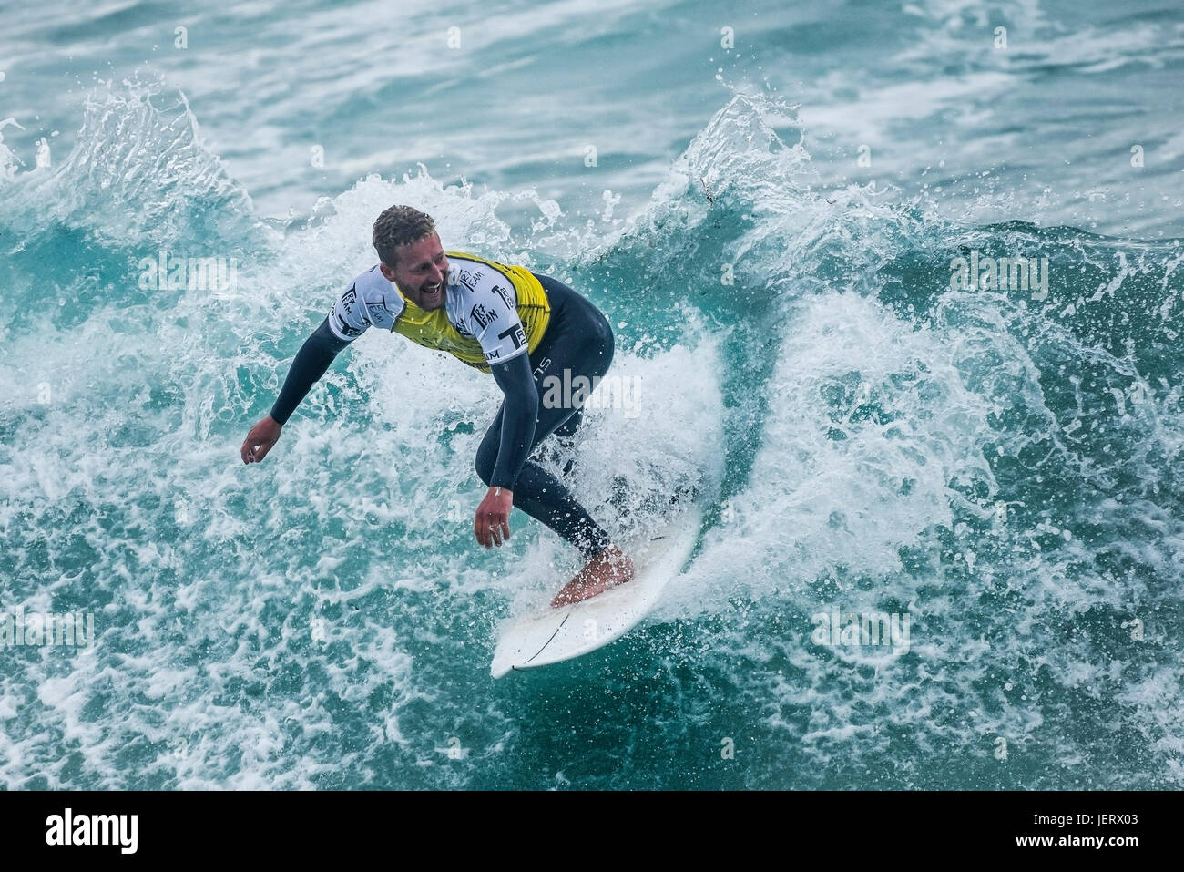Uk surf surf cornwall.. un internaute dans un concours à la plage de fistral à newquay. Banque D'Images