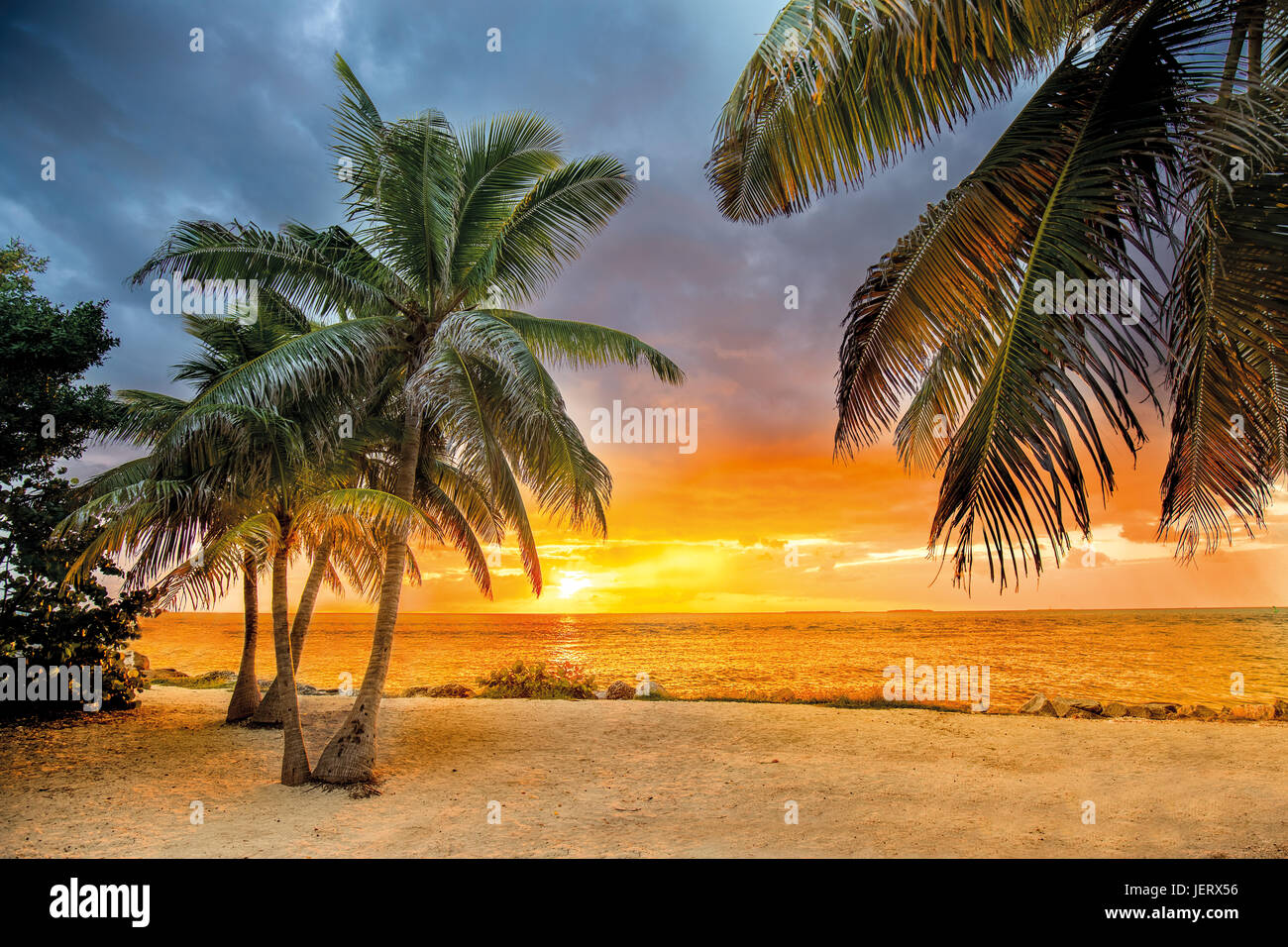 Coucher du soleil à la plage alors que la tempête s'en vient Banque D'Images