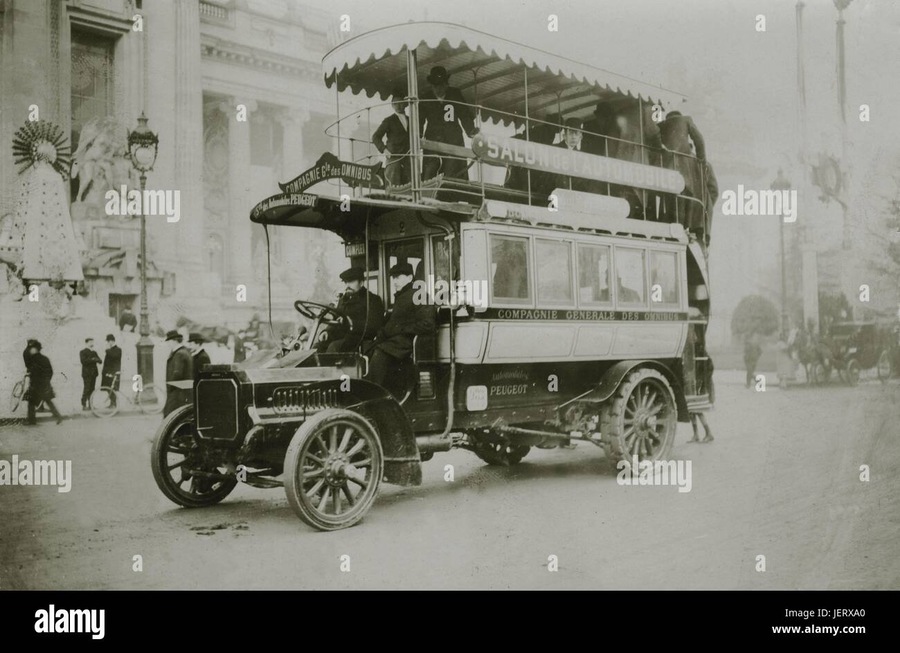 Le premier bus avec un moteur de carburant a été livré à la Compagnie générale des omnibus en 1905 pour le Salon de l'auto. C'était un bus à impériale modèle 2 construit par Brillié-Schneider. Banque D'Images