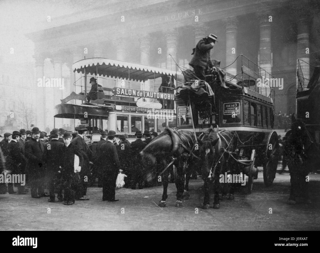 Le premier bus avec un moteur de carburant a été livré à la Compagnie générale des omnibus en 1905 pour le Salon de l'auto. C'était un bus à impériale modèle 2 construit par Brillié-Schneider. Pendant un moment, l'ex omnibus à chevaux et les nouveaux bus moteur coexisté. photo12 / BFV Banque D'Images