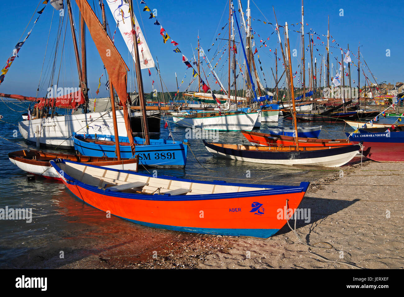 Les bateaux traditionnels à Cancale, port de la Houle, festival maritime : 'La Cancalaise à 30 ans', au premier plan : un sol en bois dory (Cancale, Ille et Vila Banque D'Images
