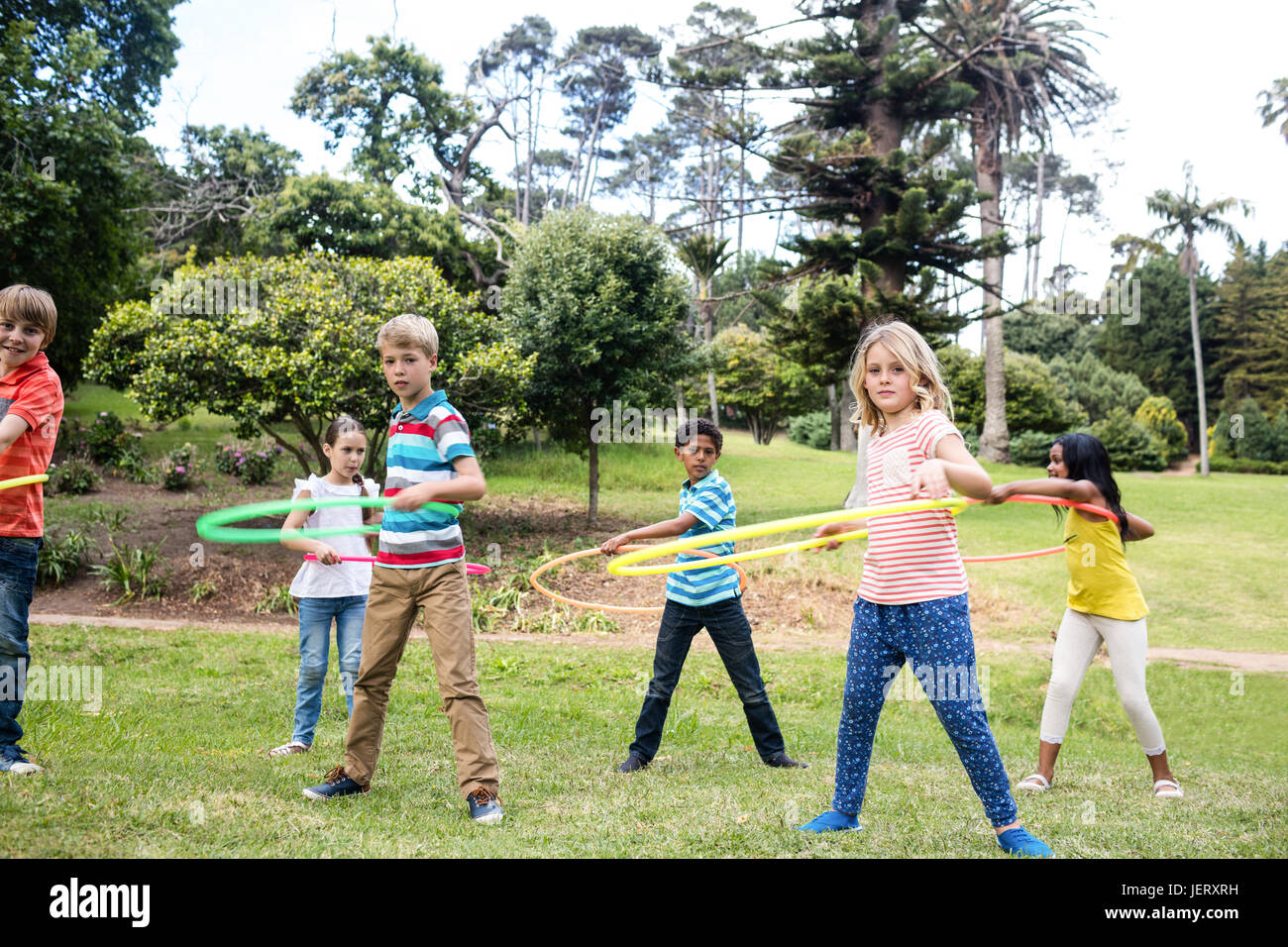 Enfants jouant avec des cerceaux Photo Stock - Alamy