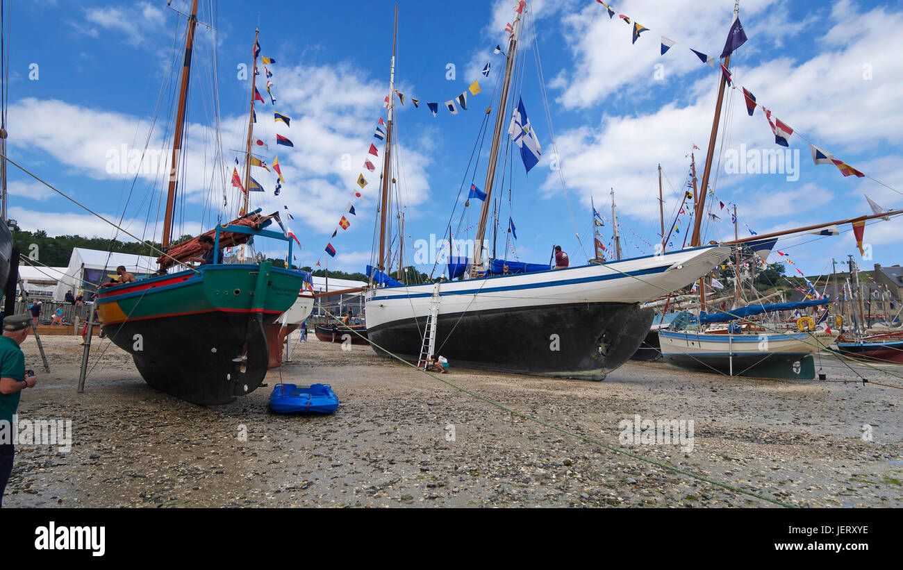 Les bateaux traditionnels à Cancale, Mousehole, bisquine Granvillaise, port de la Houle, festival maritime : 'La Cancalaise à 30 ans' (Cancale, FR). Banque D'Images