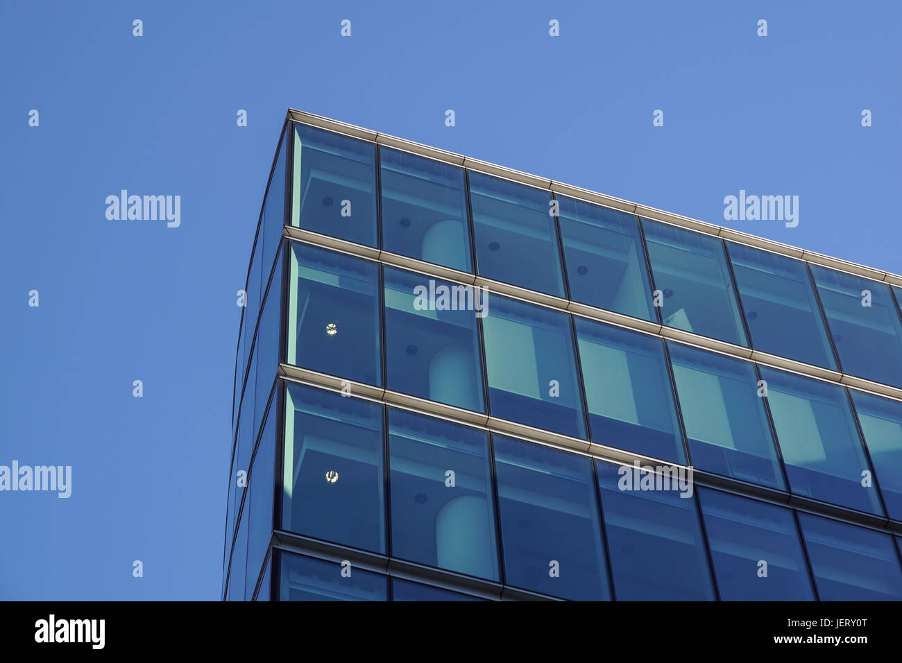 La perspective et l'angle de vue de dessous de verre fond texturé contemporain bâtiment gratte-ciel . Banque D'Images