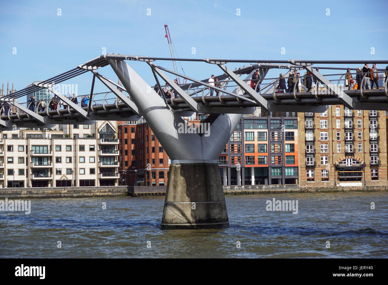 Londres, Royaume-Uni - 13 MAI 2015 : les touristes et les voyageurs à pied sur le pont du millénaire de St Paul avec en arrière-plan sur une journée ensoleillée Banque D'Images