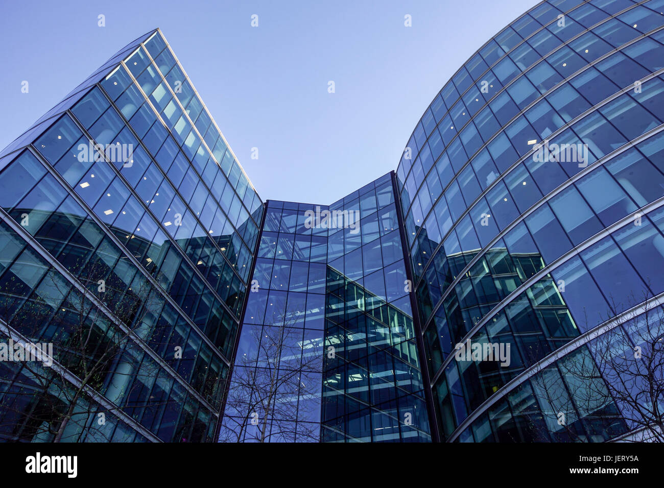 La perspective et l'angle de vue de dessous de verre fond texturé contemporain bâtiment gratte-ciel . Banque D'Images