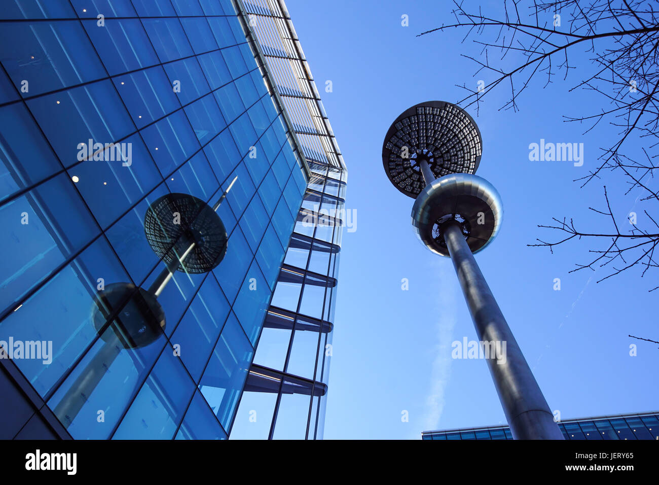 Lampadaire en face d'une façade de verre et de béton sur une entreprise moderne bâtiment gratte ciel Banque D'Images