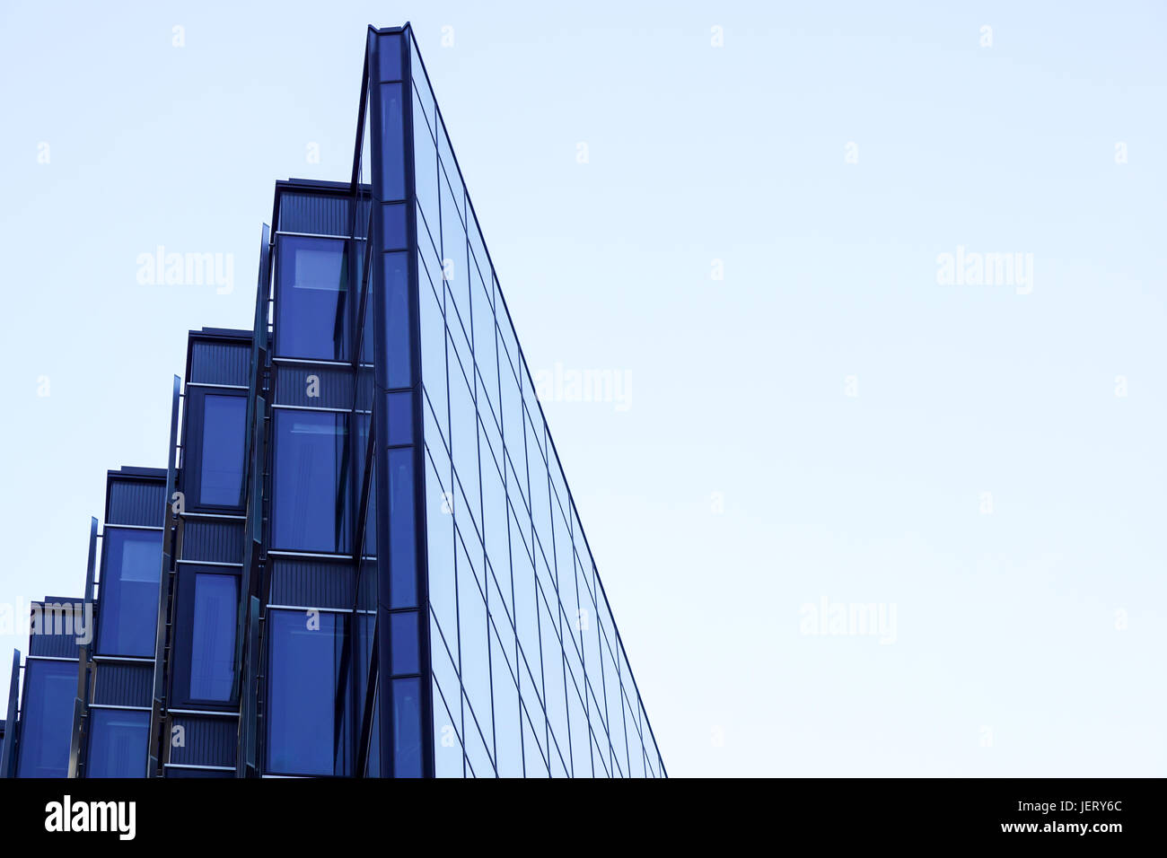 La perspective et l'angle de vue de dessous de verre fond texturé contemporain bâtiment gratte-ciel . Banque D'Images