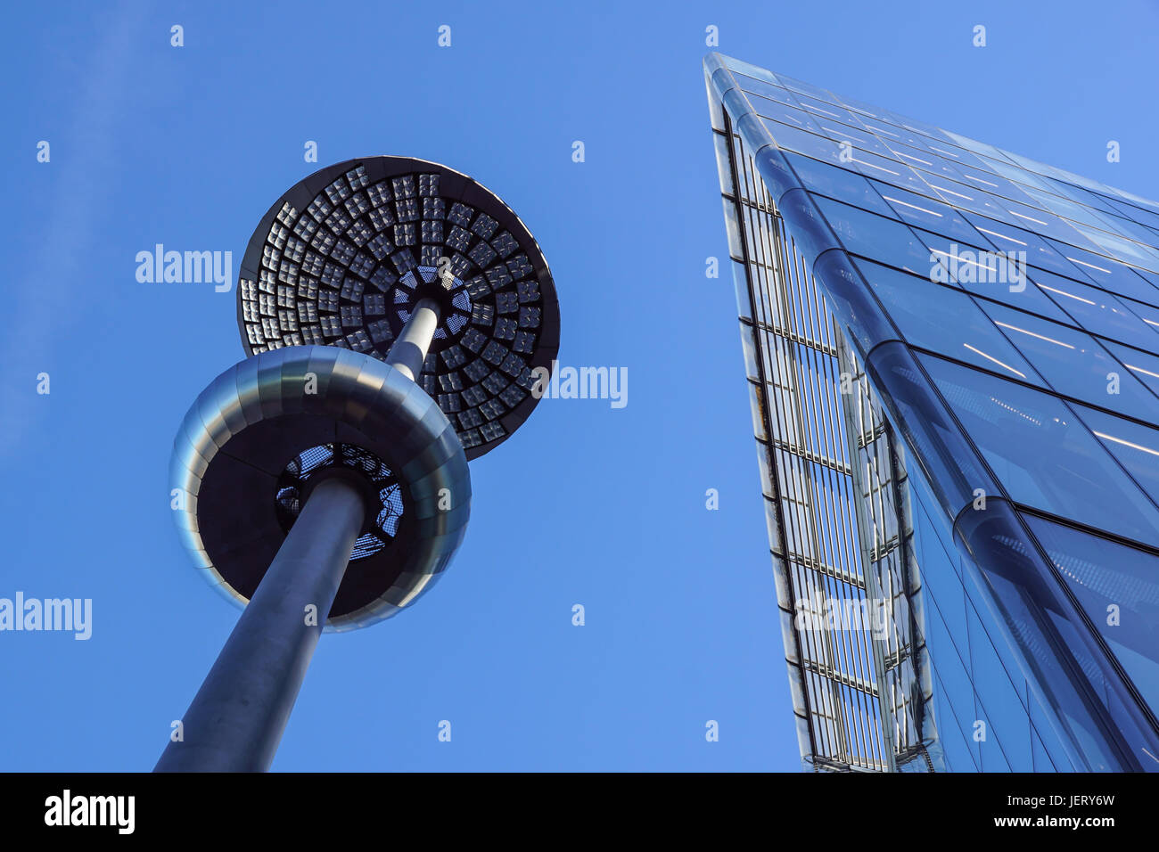 Lampadaire en face d'une façade de verre et de béton sur une entreprise moderne bâtiment gratte ciel Banque D'Images