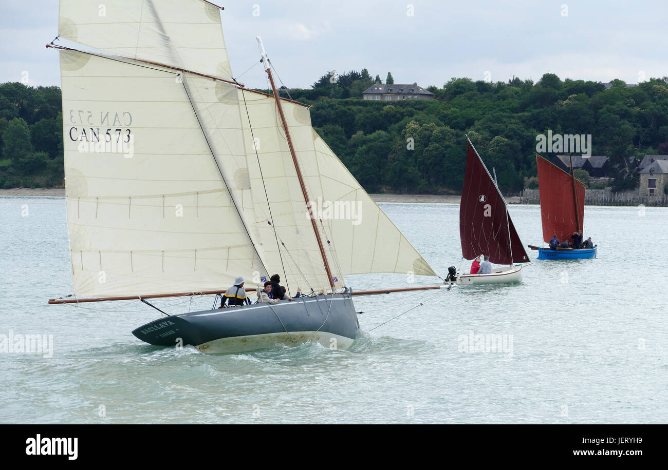 Les bateaux traditionnels à Cancale, port de la Houle, festival maritime : 'La Cancalaise à 30 ans' (Cancale, Ille et Vilaine, Bretagne, France). Banque D'Images