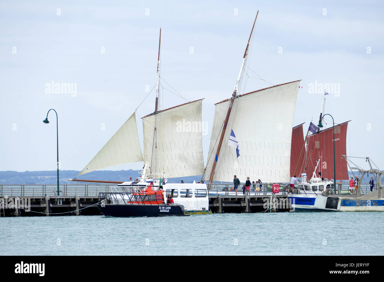 Bisquine Granvillaise à Cancale, pier La fenêtre, port de la Houle, festival maritime : 'La Cancalaise à 30 ans' (Cancale, Bretagne, FR). Banque D'Images