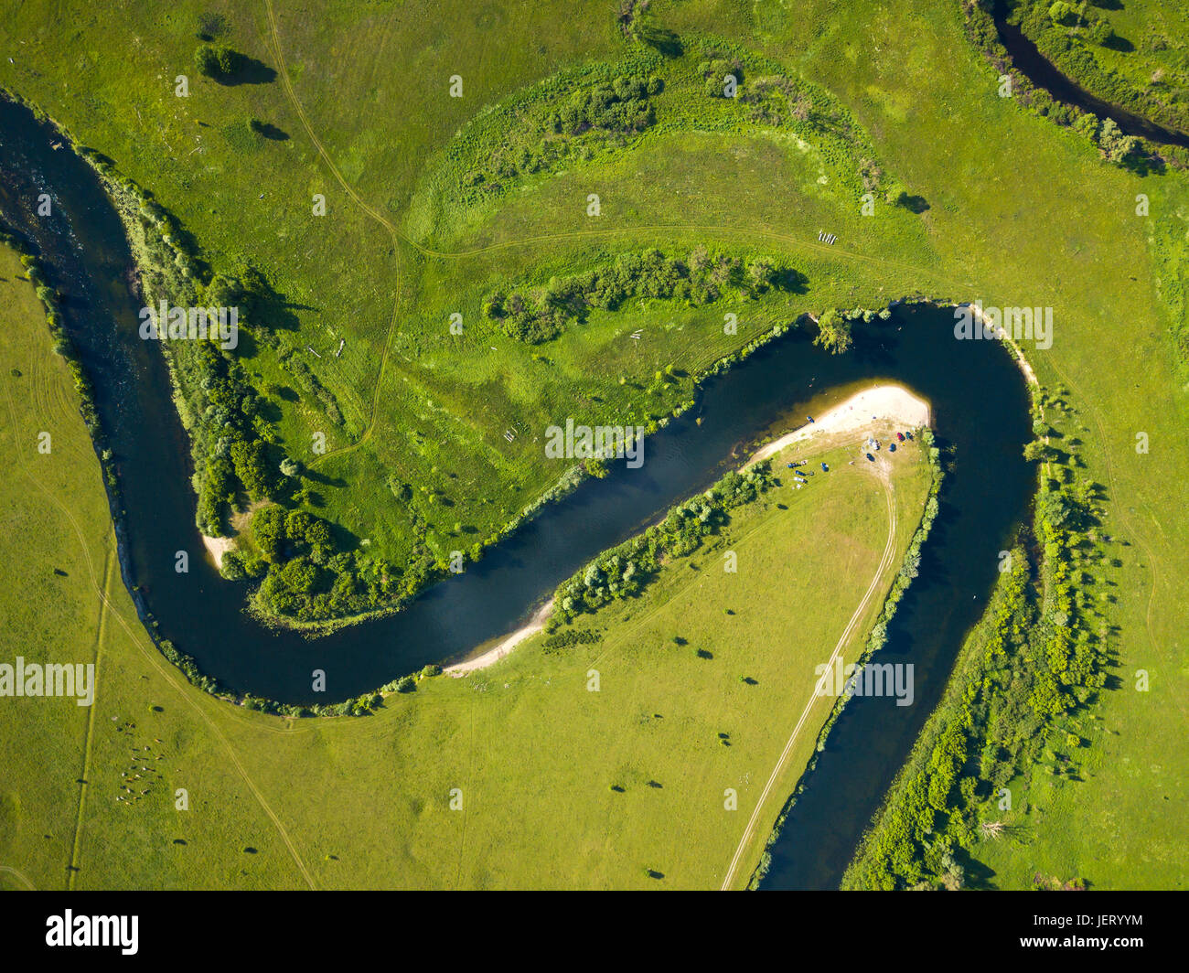 Vue supérieure du fleuve Seim (Ukraine), entouré par les arbres et prés sur ses rives, vue d'en haut - photo aérienne Banque D'Images