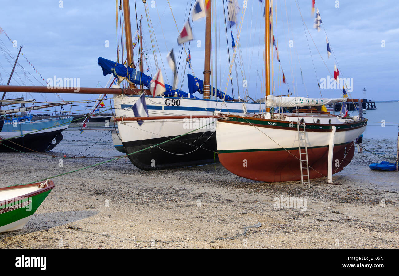 Voilier Louise et bisquine La Granvillaise port de la Houle, festival  maritime : 'La Cancalaise à 30 ans' (Cancale, Ille et Vilaine, Bretagne,  France Photo Stock - Alamy