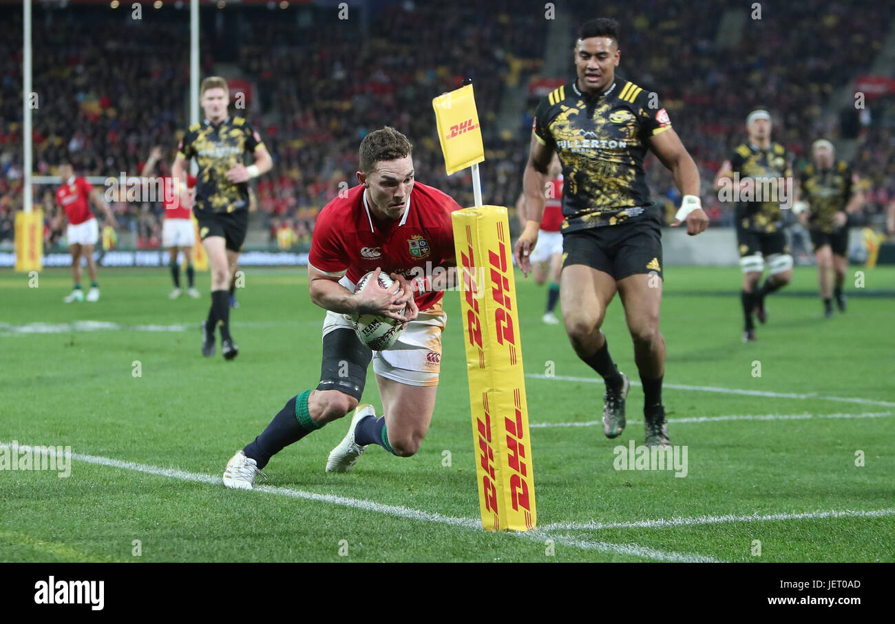 George North, le Lions britannique et irlandais, met un pied en contact tout comme il est sur le point de marquer lors du match de l'excursion au stade Westpac, à Wellington.APPUYEZ SUR ASSOCIATION photo.Date de la photo: Mardi 27 juin 2017.Voir l'histoire de PA RugbyU Lions.Le crédit photo devrait se lire comme suit : David Davies/PA Wire.RESTRICTIONS : usage éditorial uniquement.Aucune utilisation commerciale ou masquant les logos du sponsor. Banque D'Images