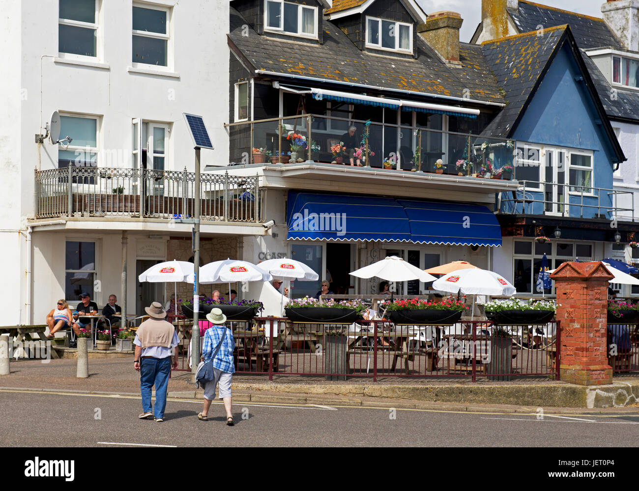 Diners en plein air au café à Seaton, Devon, Angleterre, Royaume-Uni Banque D'Images