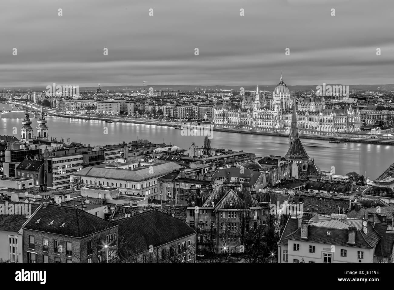 Vue aérienne de l'édifice du parlement hongrois à Budapest en noir et blanc Banque D'Images