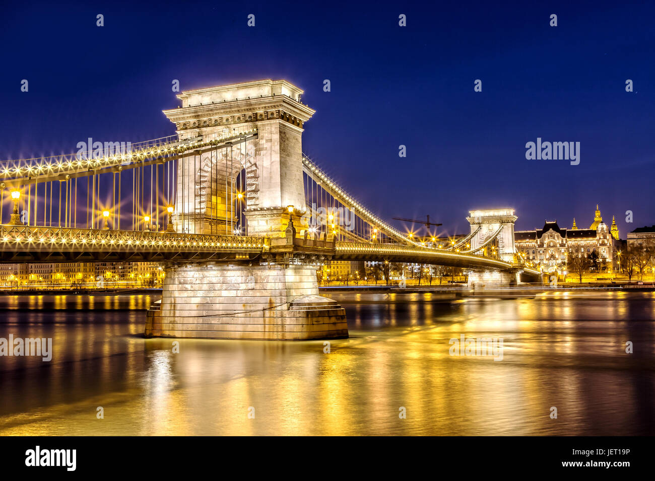 Pont des chaînes à Budapest la nuit Banque D'Images