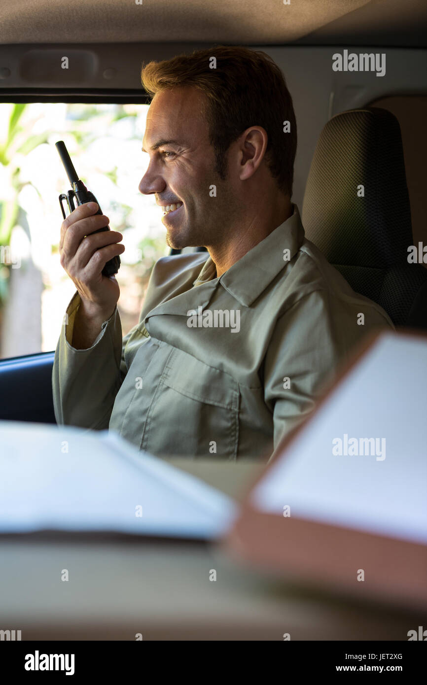 Chauffeur de livraison en conversation sur talkie walkie Banque D'Images