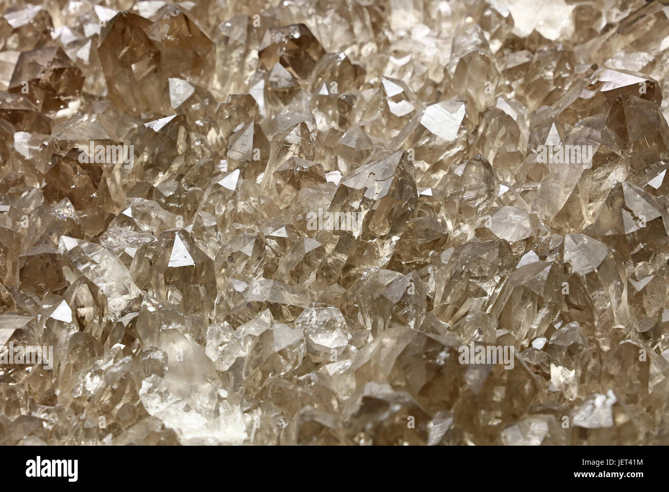 Groupe de quartz brun clair transparent cristaux minéraux (composition chimique SiO2) close up, élevé, angle, vue, Banque D'Images