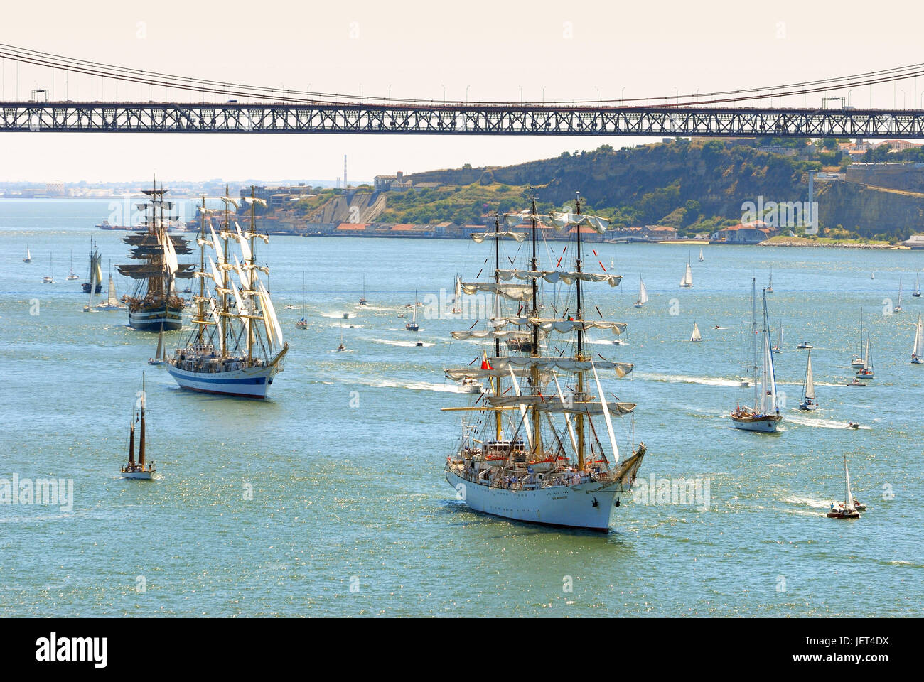 La régate des grands voiliers le long du Tage (Rio Tejo). Dans l'arrière-plan le pont du 25 avril. Lisbonne, Portugal Banque D'Images