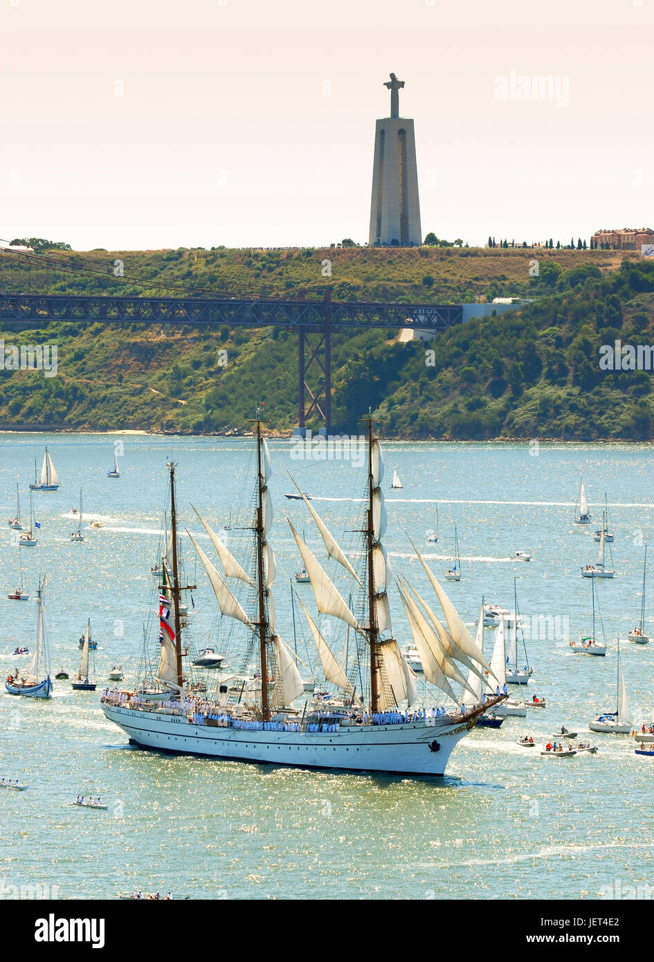 La régate des grands voiliers le long du Tage (Rio Tejo). Dans l'arrière-plan le pont du 25 avril. Lisbonne, Portugal Banque D'Images