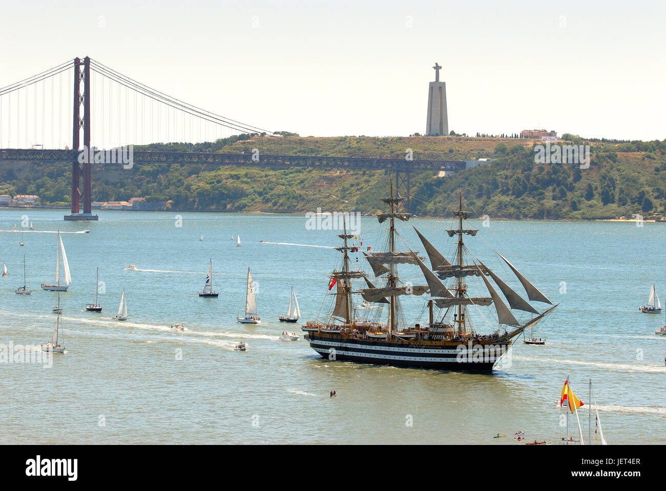 La régate des grands voiliers le long du Tage (Rio Tejo). Dans l'arrière-plan le pont du 25 avril. Lisbonne, Portugal Banque D'Images