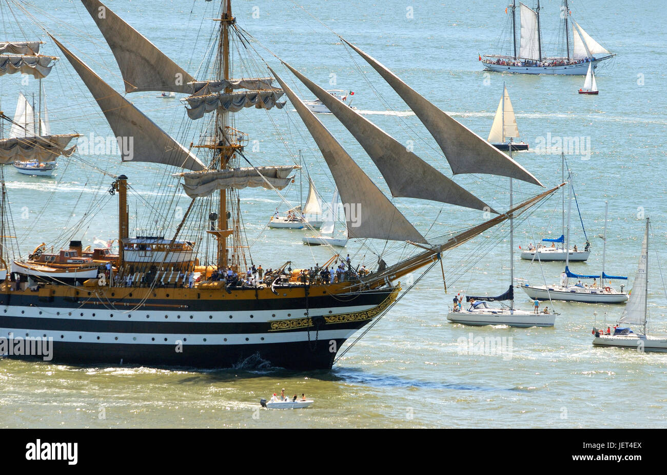 La régate des grands voiliers le long du Tage (Rio Tejo). Dans l'arrière-plan le pont du 25 avril. Lisbonne, Portugal Banque D'Images