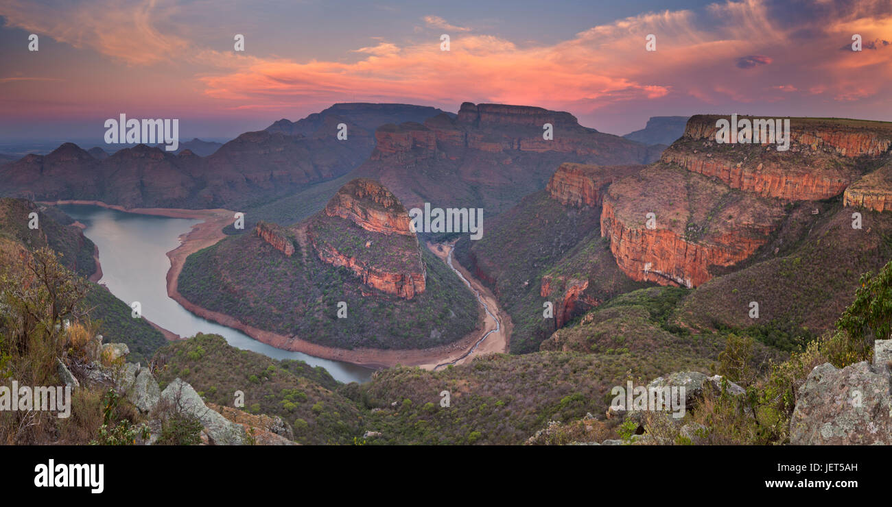 Vue sur le Blyde River Canyon et les Trois Rondavels en Afrique du Sud au coucher du soleil. Banque D'Images