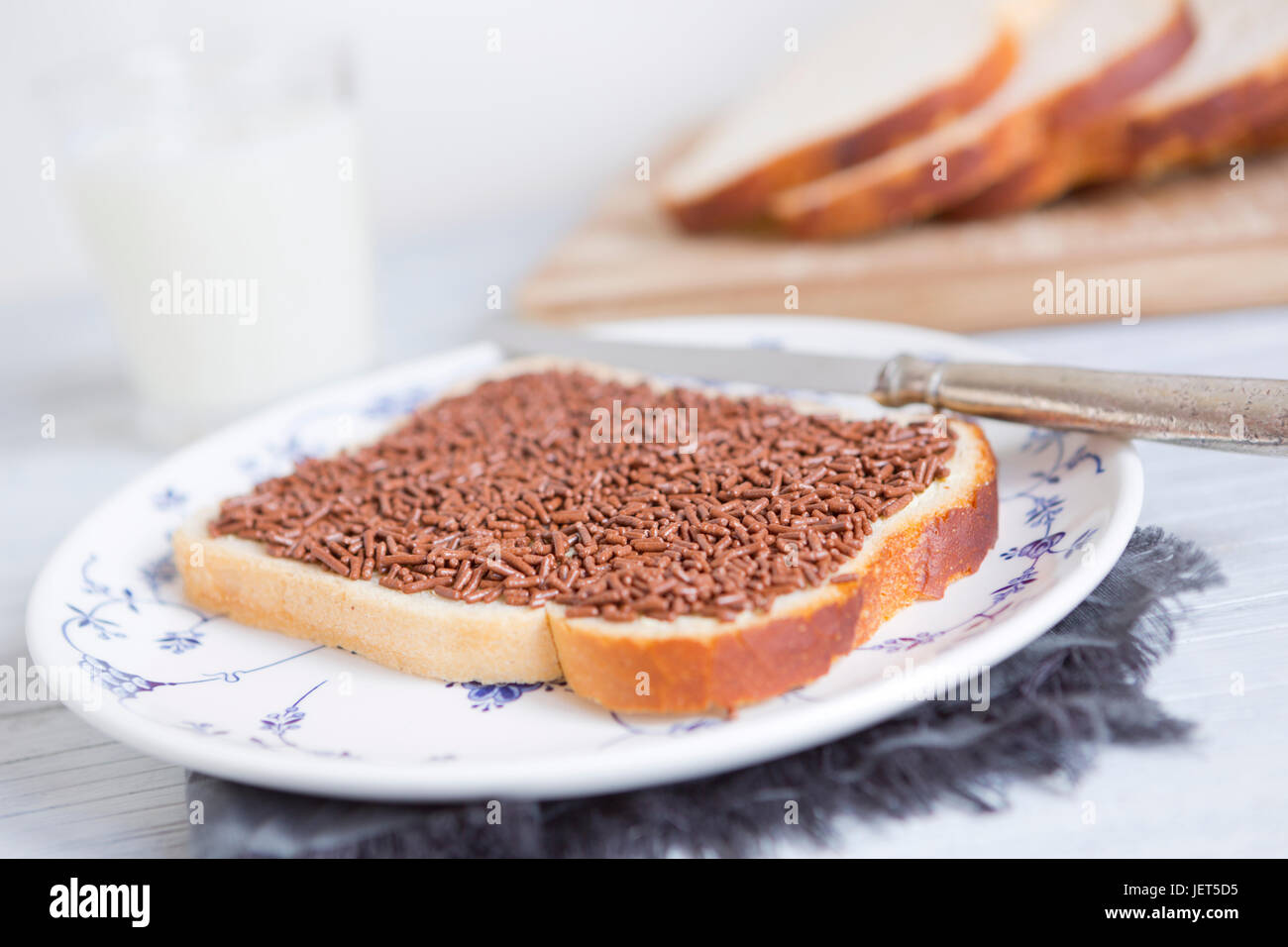 Un sandwich avec des vermicelles de chocolat ou un 'boterham a rencontré des hagelslag, néerlandais de la cuisine traditionnelle. Banque D'Images