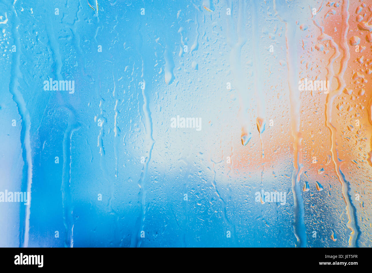 Gouttes de pluie sur un fond multicolore brouillée. Banque D'Images