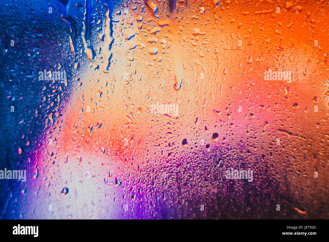 Gouttes de pluie sur un fond multicolore brouillée. Banque D'Images