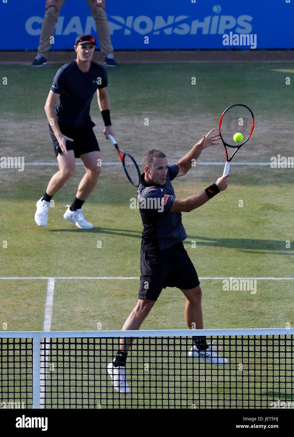 Britain's Jamie Murray et le Brésilien Bruno Soares au cours de la Men's tennis doubles finale à l'Aegon Championships à Londres 2017 Banque D'Images