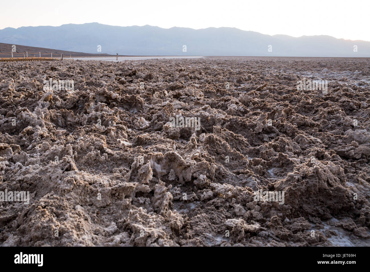 USA, Californie, la Vallée de la mort est une vallée désertique située dans l'est de la Californie. C'est la région la plus basse, la plus sèche et la plus chaude d'Amérique du Nord. Mauvais bassin d'eau Banque D'Images