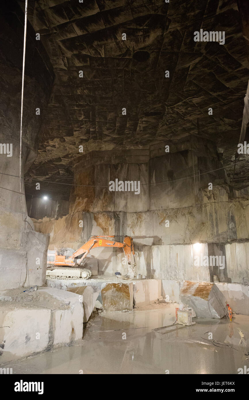 Europe, Italie, Carrare, carrières de marbre. Le marbre de Carrare est un type de marbre blanc ou bleu-gris de haute qualité, populaire pour la sculpture et la décoration de bâtiment Banque D'Images