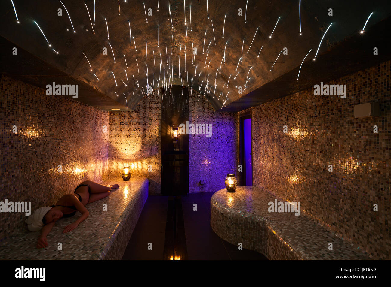 L'Europe, l'Italie, l'Helvetia Thermal Spa Hotel Porretta Terme, un bain turc avec chromothérapie et un éclairage doux avec des bougies Banque D'Images