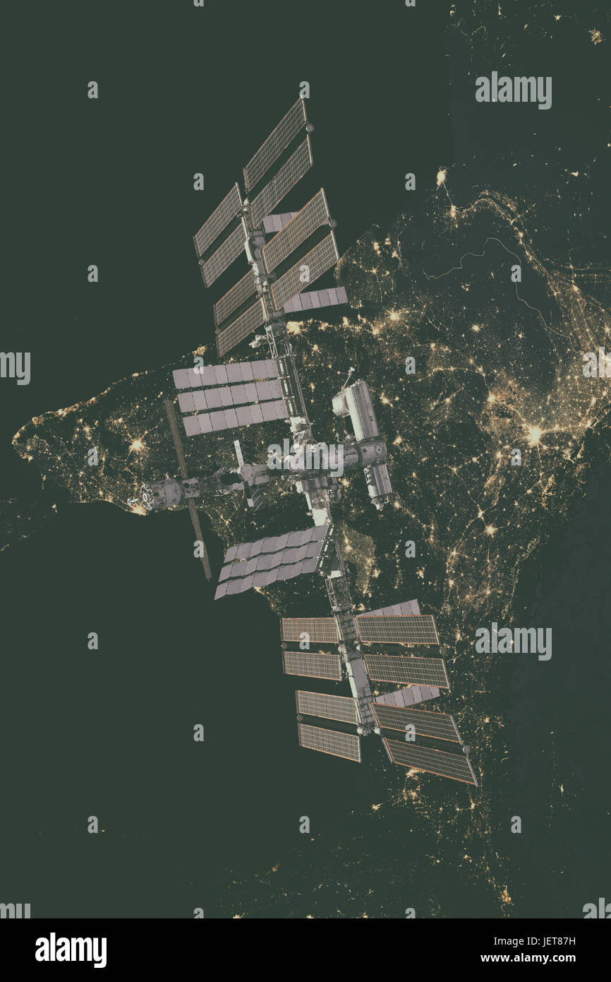 La Station spatiale internationale au-dessus de l'Europe. Éléments de cette image fournie par la NASA. Banque D'Images