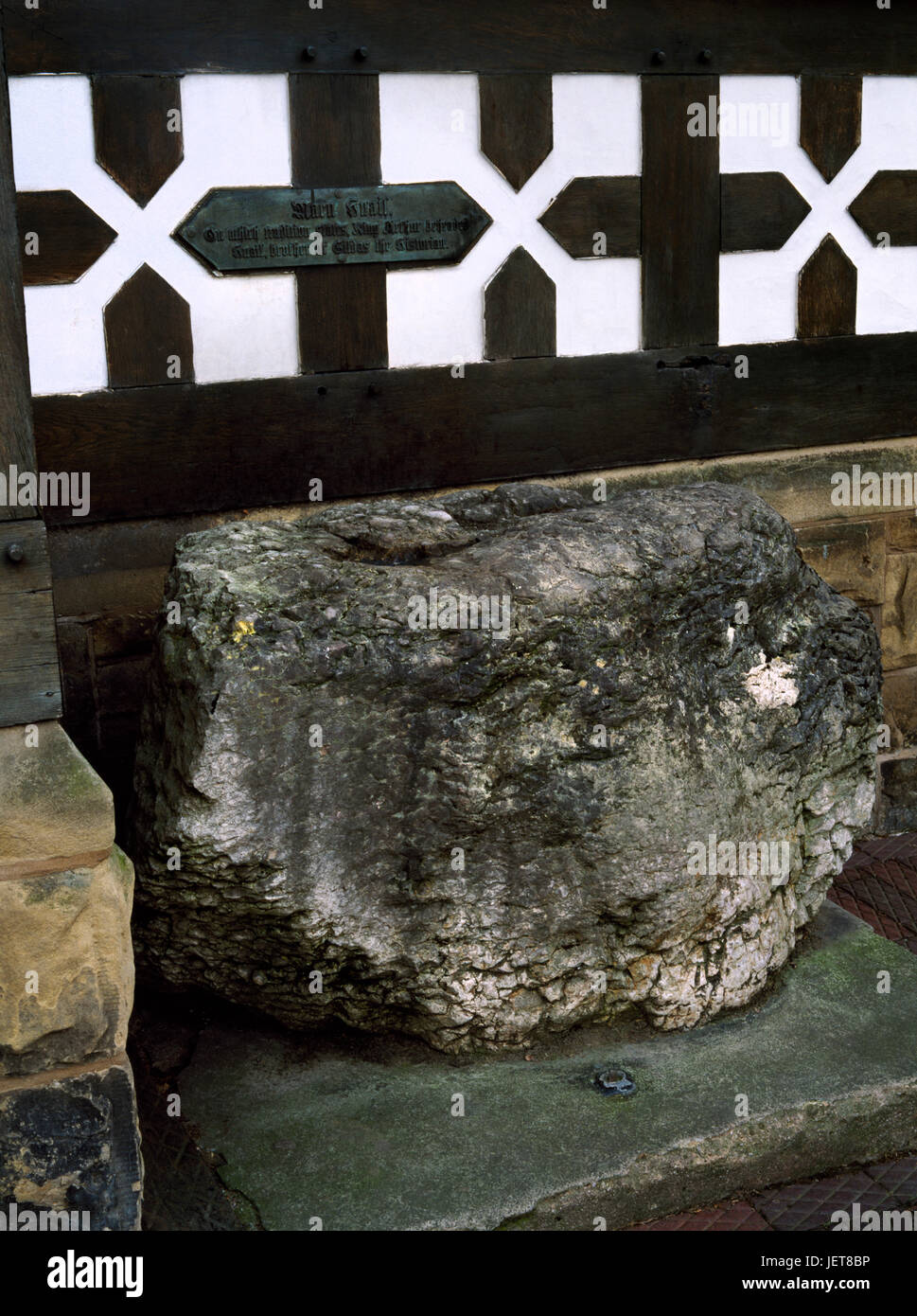 Maen (Huail Huail's Stone) à l'extérieur, Maison Exmewe Ruthin : tradition prétend c'est le rocher calcaire sur lequel le roi Arthur décapité Huail. Banque D'Images