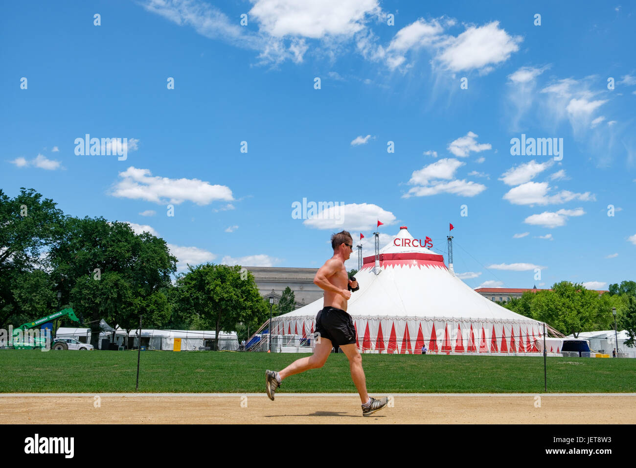 Runner sur le National Mall à Washington, DC en face d'un chapiteau de cirque pour la Smithsonian Folklife Festival Banque D'Images
