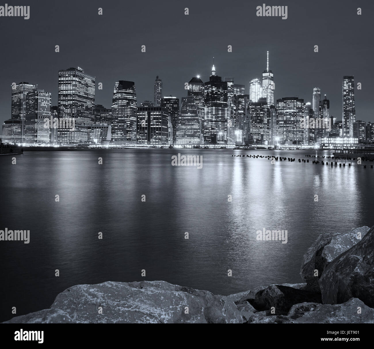 Photo noir et blanc de New York City skyline nuit, USA. Banque D'Images