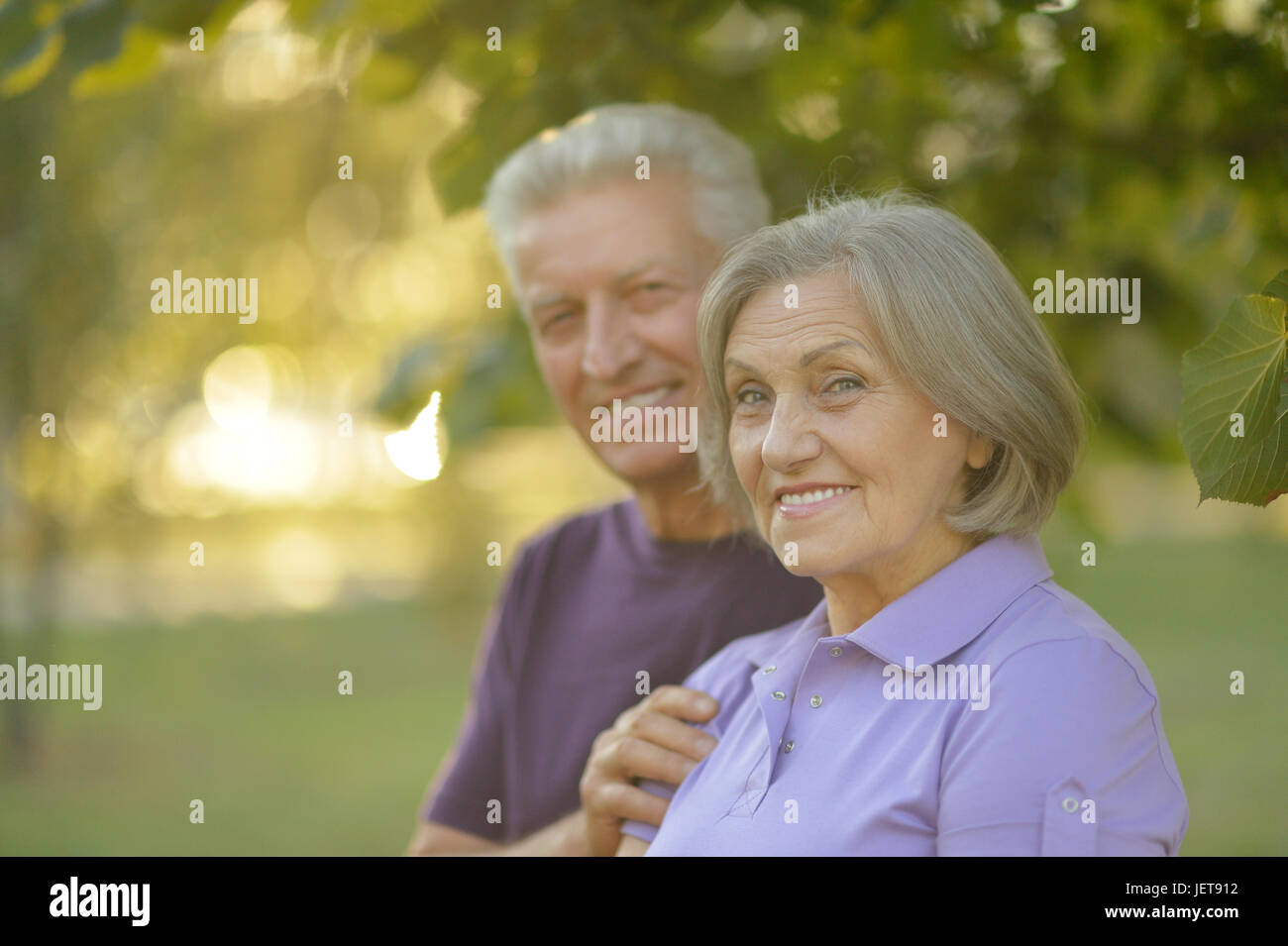Portrait of a happy senior couple reposant en plein air Banque D'Images