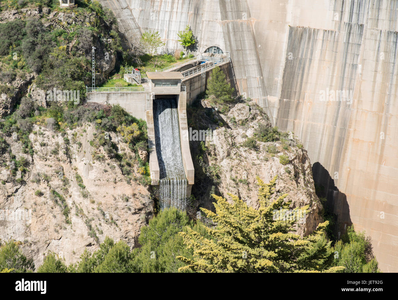 La production d'électricité par l'eau qui tombe dans l'andalousie espagne appelé embalse de beznar Banque D'Images