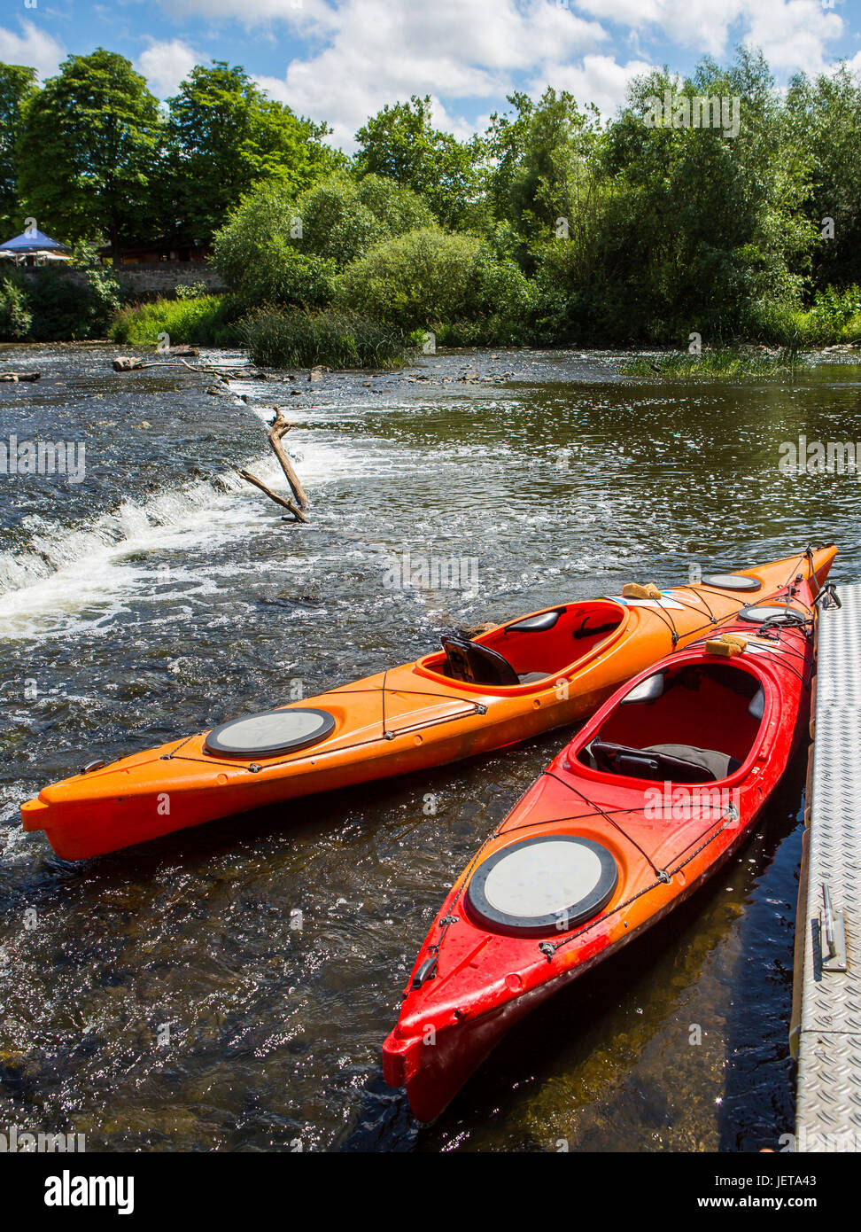 Kayaks sur la rivière Lahn à Wetzlar, Hesse, Allemagne Banque D'Images