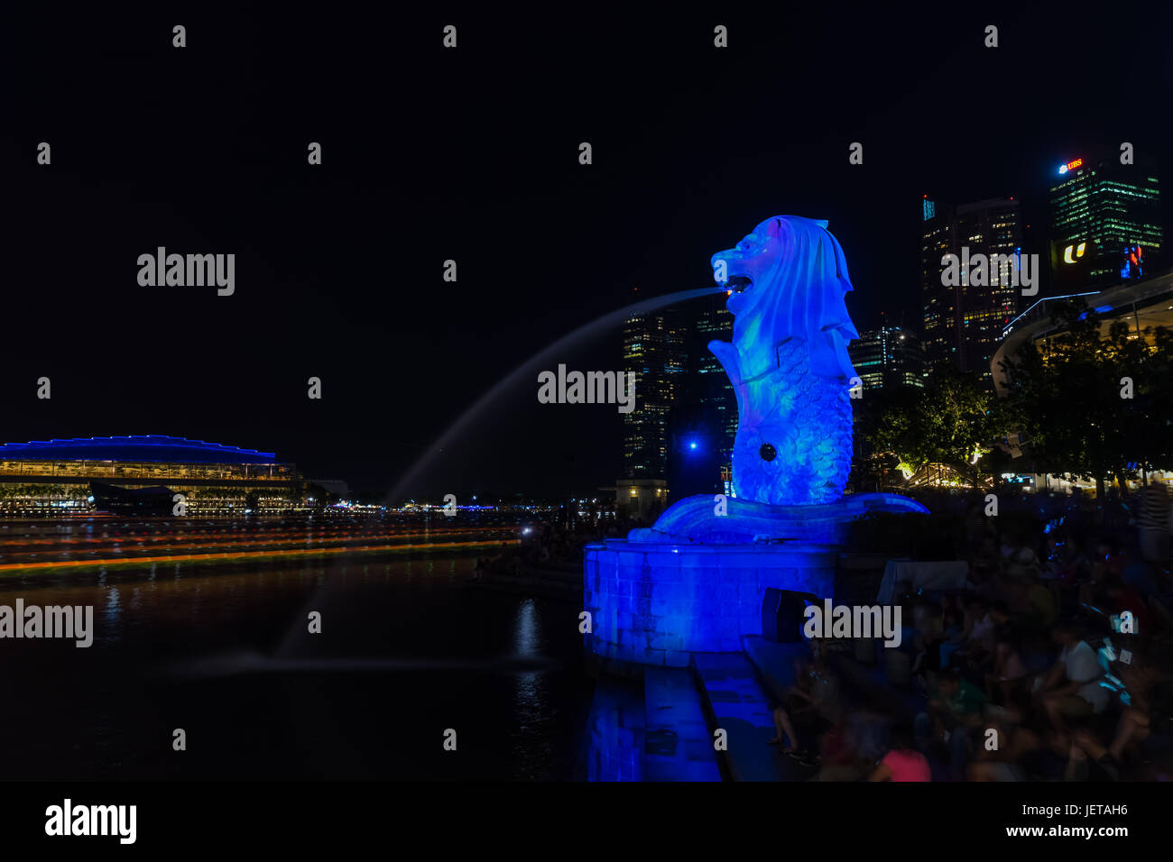 Singapour - Mars 25, 2017 : scène de nuit de Merlion à Marina Bay et les bâtiments en arrière-plan Banque D'Images